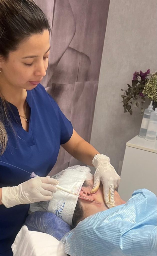Dra. Cristina Fiallos aplicando tratamiento Endolift facial en Zaragoza