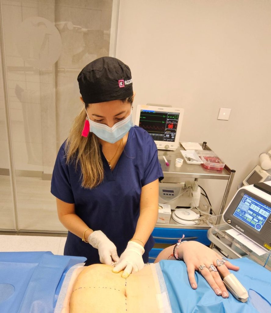 Dra. Cristina Fiallos realizando liposucciu00f3n lipolu00e1ser corporal con lu00e1ser en Zaragoza