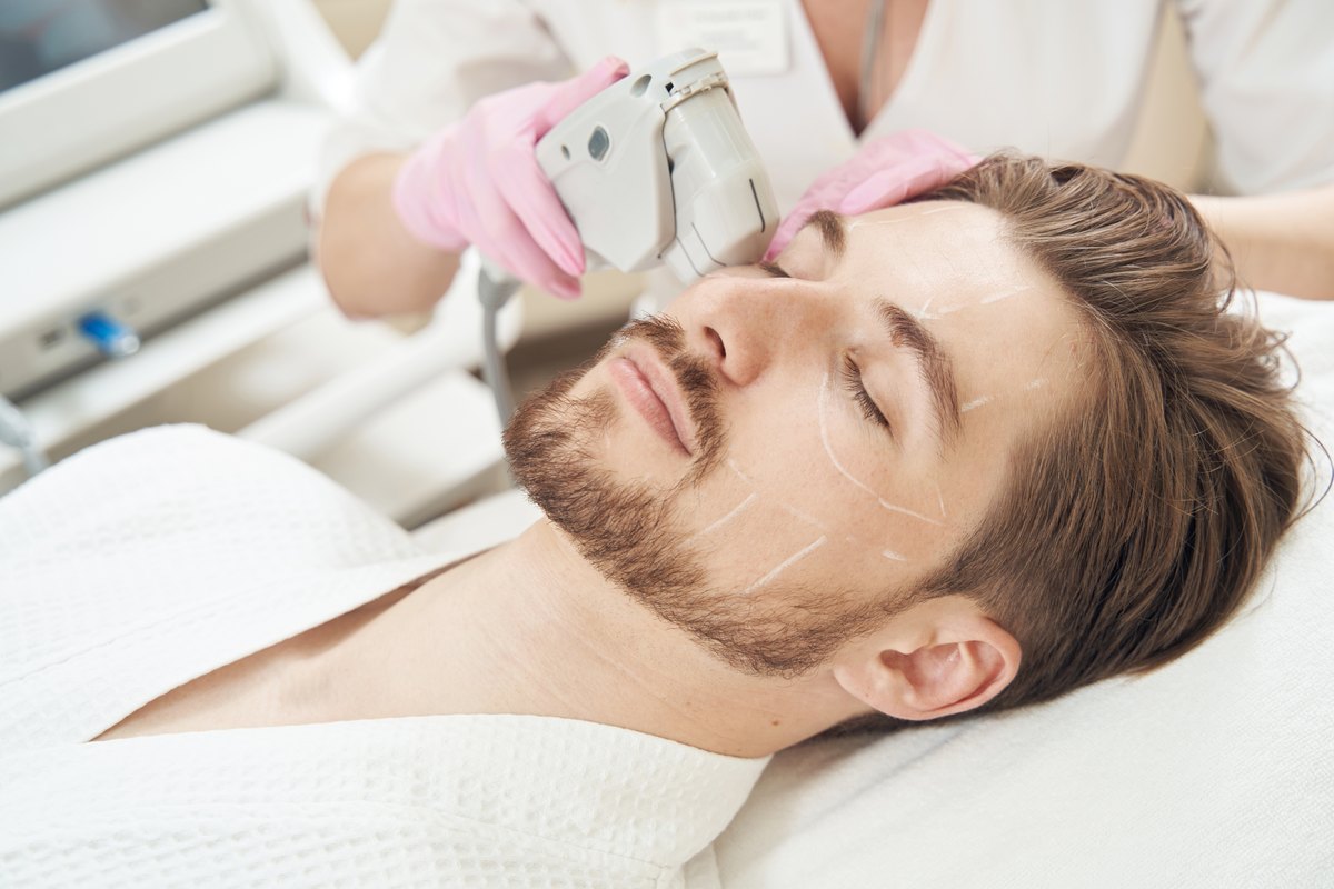 Medicina estética para hombres zaragoza: cosmetóloga realizando un estiramiento facial SMAS para estirar la piel