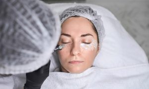 Infiltración bajo el ojo durante un tratamiento de ojeras en cabina